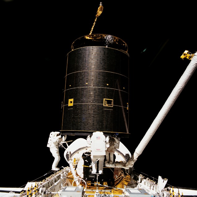 NASA Astronauts capture Intelsat 603 satellite during STS-49 mission Photo Print