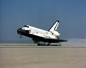 Challenger touches down at Edwards Air Force Base, Calif., on 6 May 1985. Photo Credit: NASA, via Joachim Becker/SpaceFacts.de