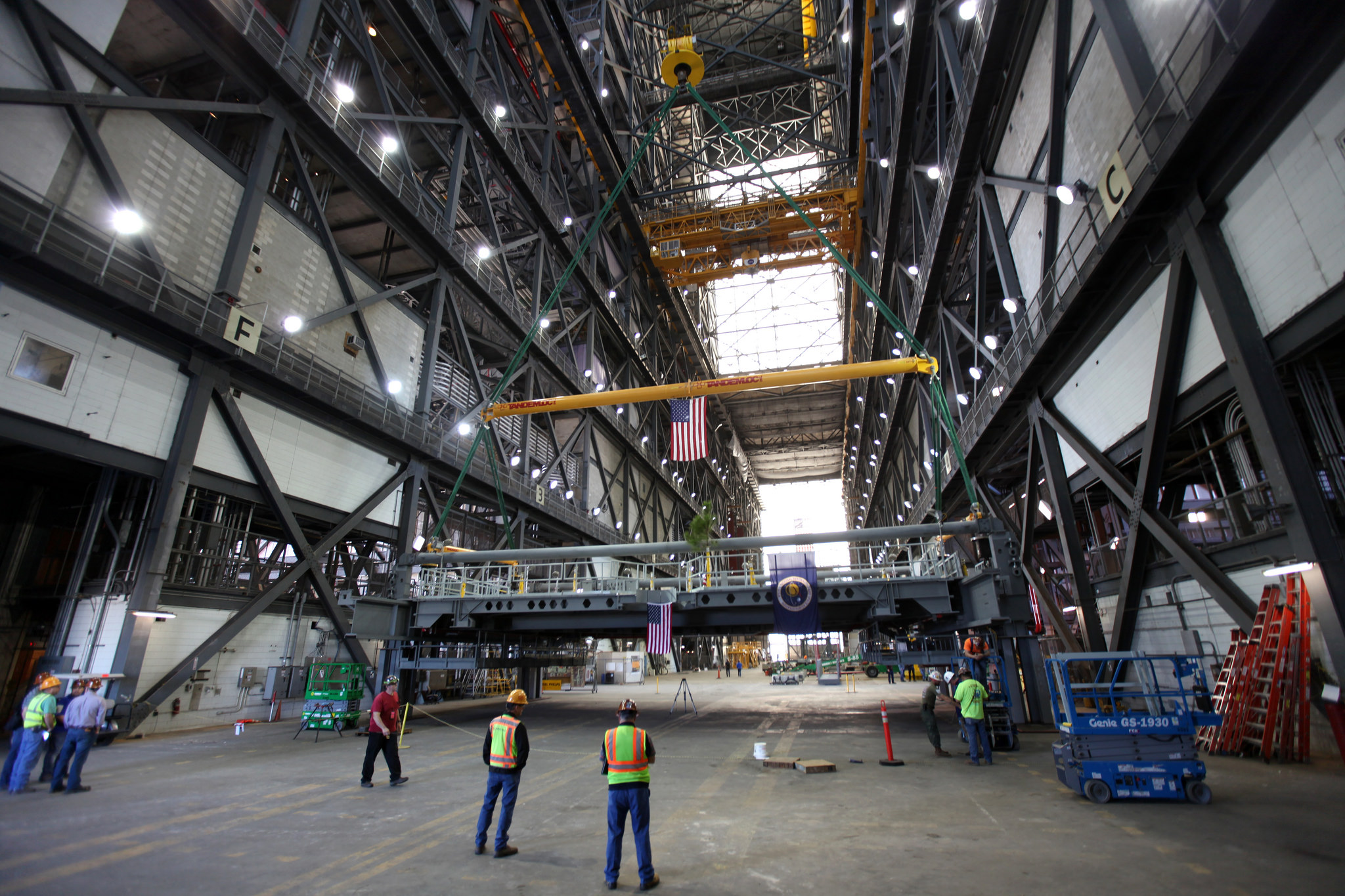 PHOTOS Final SLS Work Platform Installed in KSC’s Vehicle Assembly