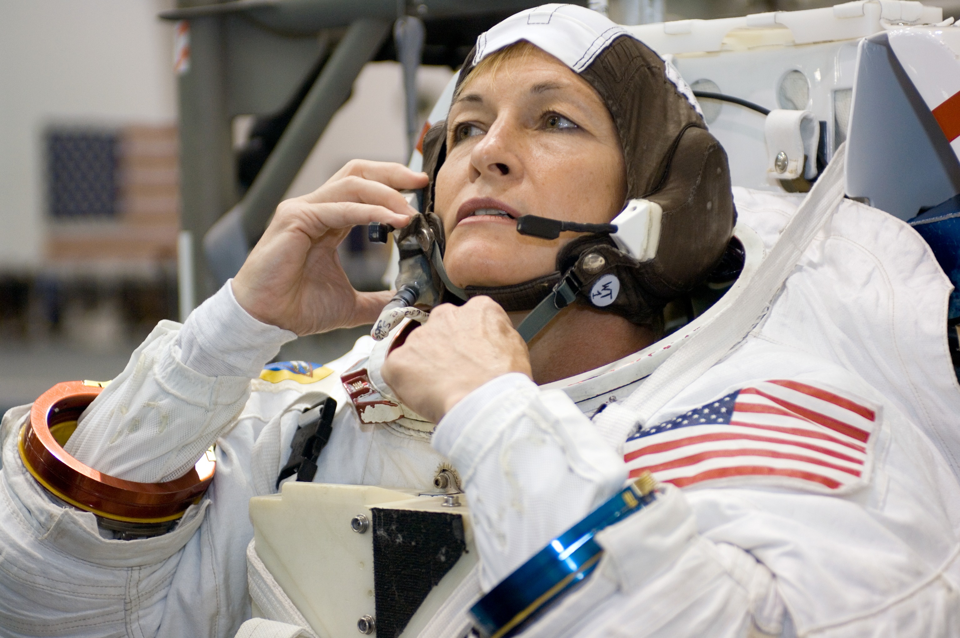 Какая женщина вышла в космос. Пегги Уитсон астронавт. Терешкова в скафандре. Женщина космонавт.