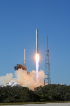 SpaceX has proven that its Falcon 9 rocket is a highly-capable launch vehicle. To date, none of the rockets has encountered serious issues that prevented them from reaching orbit. Photo Credit: Alan Walters / awaltersphoto.com