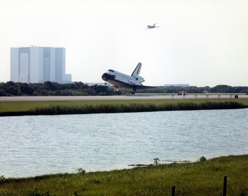 Endeavour touches down within sight of the gigantic Vehicle Assembly Building (VAB) on 1 July 1993. Photo Credit: NASA
