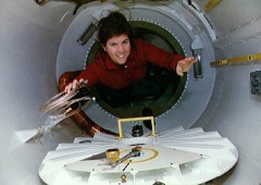 Janice Voss translates through the connecting tunnel between Endeavour's middeck and the Spacehab-1 module. Photo Credit: NASA