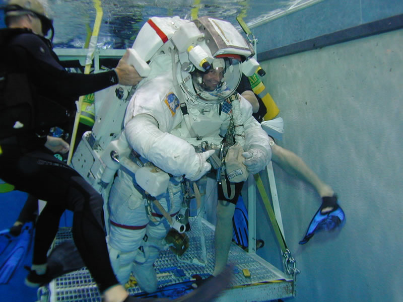 NASA photo of astronaut training at Sonny Carter NBL Neutral Buoyancy Laboratory