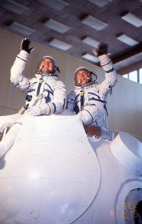 Commander Vyacheslav Zudov (left) and Flight Engineer Valeri Rozhdestvensky, clad in their pressure suits, are pictured with a Soyuz mockup during training. Photo Credit: Joachim Becker / SpaceFacts.de