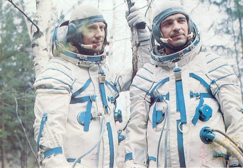 Cosmonauts Zudov (right) and Rozhdestvensky spent 1.5 hours trying to writhe and cut themselves out of their pressure suits. Photo Credit: Joachim Becker / SpaceFacts.de