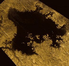 A false-color image by Cassini's radar, of Ligeia Mare, one of the largest seas on Titan's north pole. It measures 420 by 350 km across with shorelines that extend for over 3.000 km. Image credit: NASA/JPL-Caltech/ASI/Cornell 