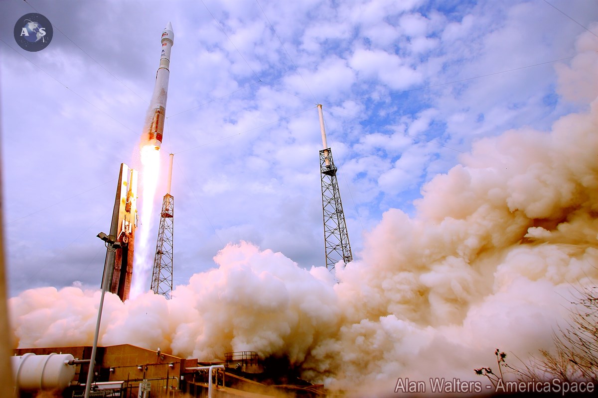 The violent launch to send MAVEN to Mars begins.  Photo Credit: AmericaSpace / Alan Walters (www.AWaltersPhoto.com)