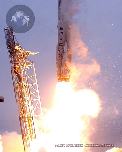 Experimental landing legs on the SpaceX Falcon-9 v1.1 rocket. Photo Credit: Alan Walters/AmericaSpace
