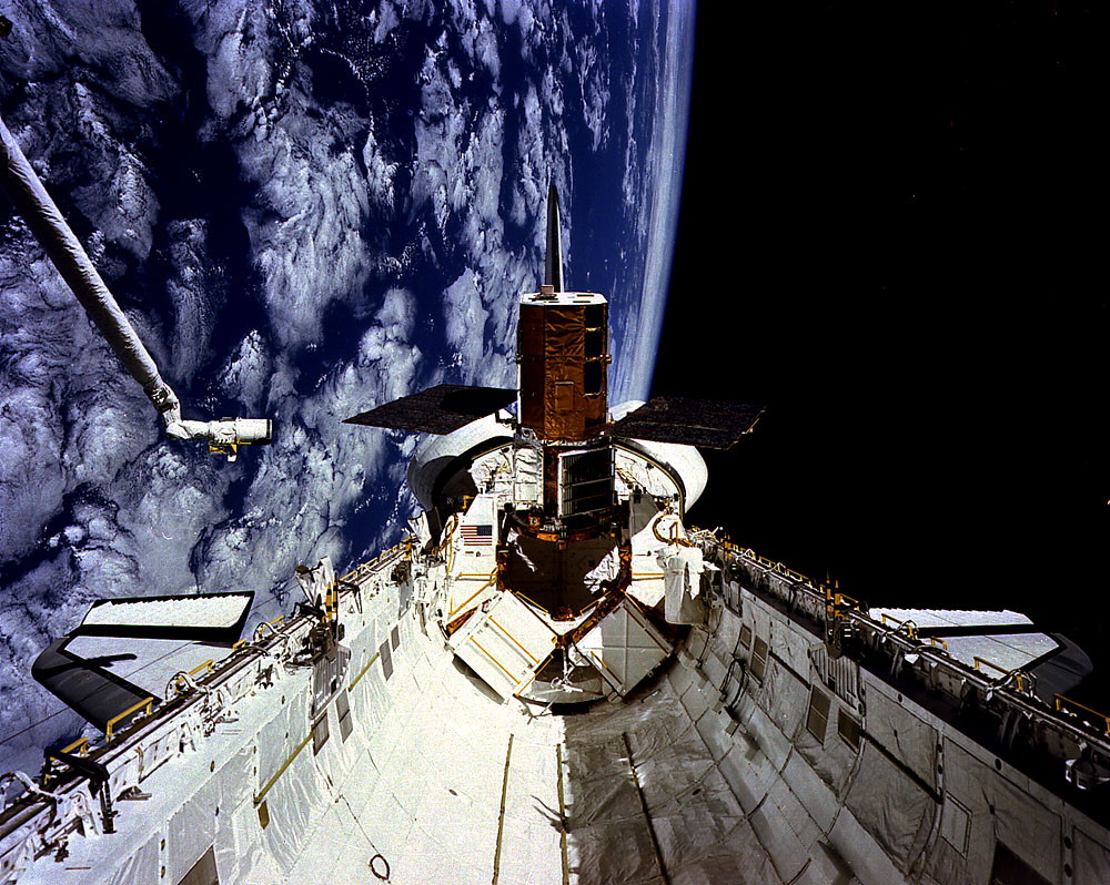 Backdropped by the glorious Earth, Challenger drifts serenely with Solar Max secured in her payload bay. Photo Credit: NASA, via Joachim Becker/SpaceFacts.de