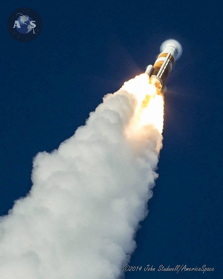 The Delta IV heads downrange in its ascent trajectory. Photo Credit: John Studwell/AmericaSpace