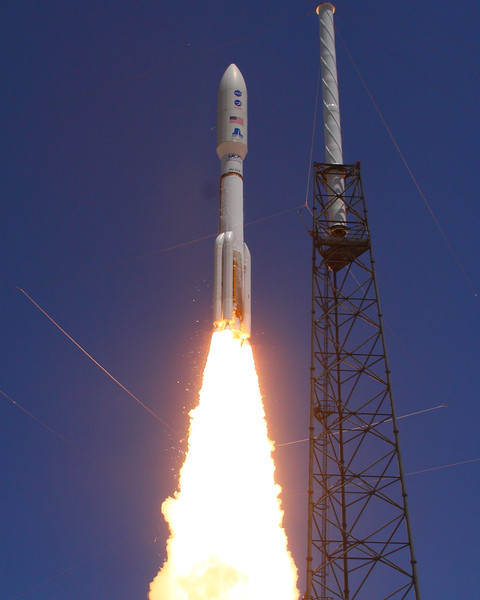 JUNO blasts off for Jupiter on Aug. 5, 2011 from Cape Canaveral Air Force Station at 12:25 p.m. EDT.  Credit: Alan Walters (awaltersphoto.com) 