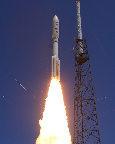 JUNO blasts off for Jupiter on Aug. 5, 2011 from Cape Canaveral Air Force Station at 12:25 p.m. EDT. Credit: Alan Walters (awaltersphoto.com)