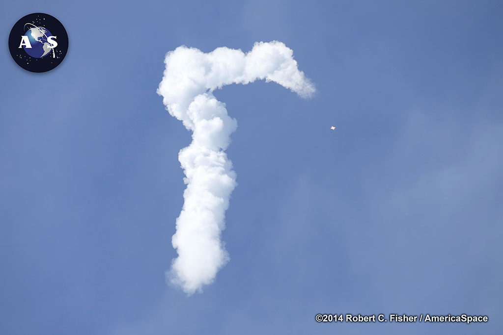 Unusual perspective of the Atlas V's exhaust plume. Photo Credit: Robert C. Fisher/AmericaSpace