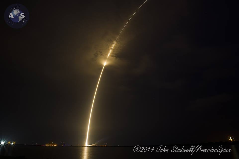 Impressive view of the Atlas V's "streak" as it powers its way toward orbit. Photo Credit: John Studwell/AmericaSpace