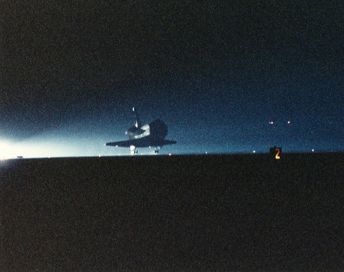 Discovery lands in darkness at Edwards Air Force Base, Calif., early on 18 September 1991. Photo Credit: NASA