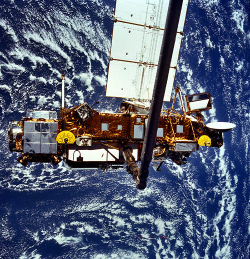 The Upper Atmosphere Research Satellite (UARS) is readied for deployment by Discovery's Remote Manipulator System (RMS) mechanical arm, early in the STS-48 mission. Photo Credit: NASA