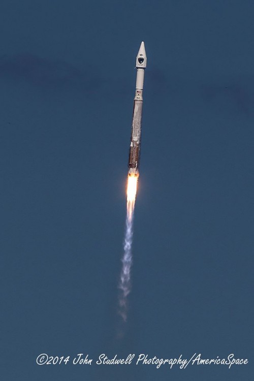 The pencil-like Atlas V climbs vertically from SLC-41, ahead of its combined pitch and roll program maneuver to inject GPS IIF-8 into orbit. Photo Credit: John Studwell/AmericaSpace
