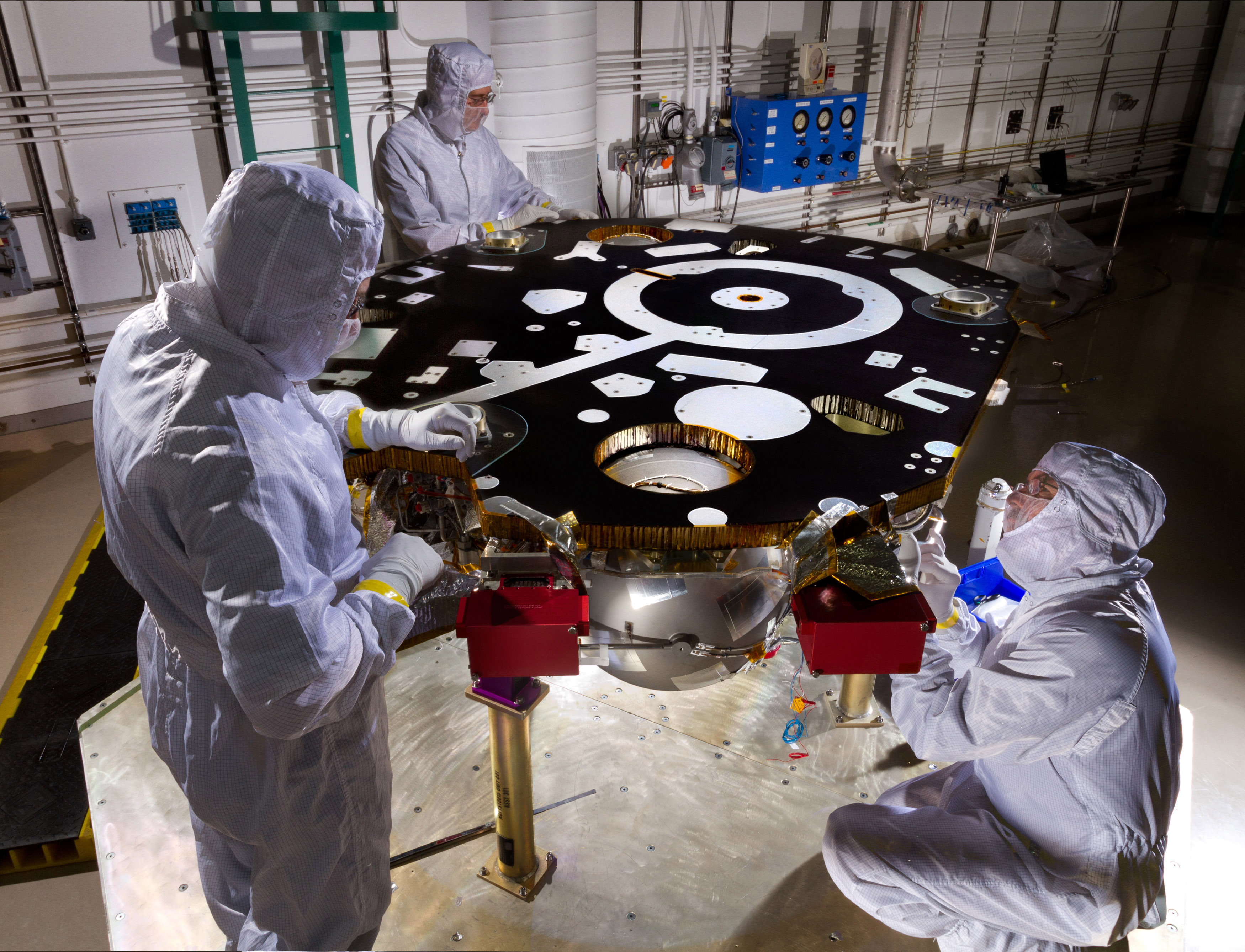 Technicians in a Lockheed Martin clean room prepare NASA’s InSight Mars lander for propulsion proof and leak testing on Oct. 31, 2014. Following the test, the lander was moved to another clean room where it will undergo the assembly phase of ATLO during the next six months.  Credit: Lockheed Martin