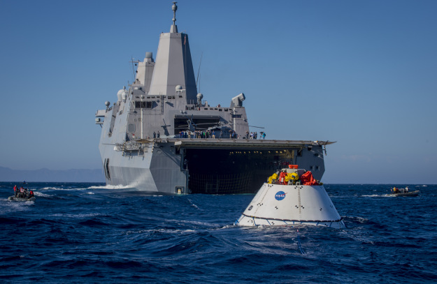 USS Anchorage (LPD-23) recovers an Orion mock-up capsule on Sept. 15, 2014. Photo Credit: U.S. NAVY/Mass Communication Specialist 1st Class Gary Keen/Released