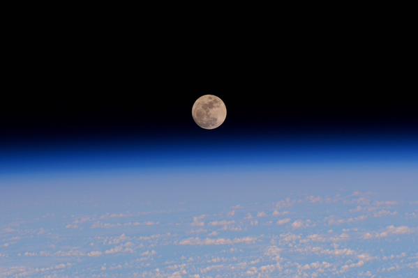 Full moon setting as seen by @AstroTerry from the @Space_Station.  Credit: NASA/Terry Virts