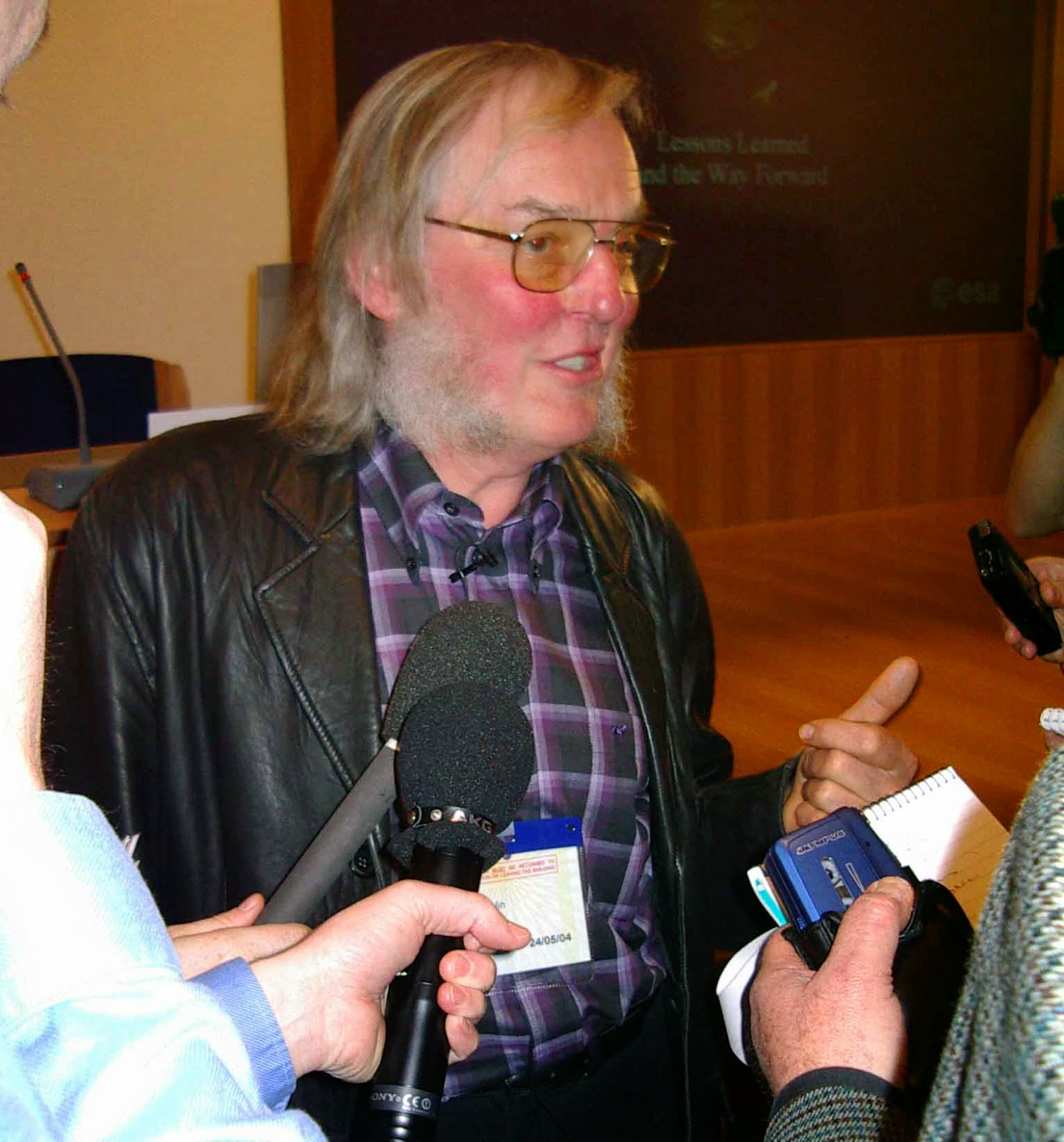 Prof Pillinger discusses Beagle 2 fate at May 2004 press conference.  Credit: Clive Simpson