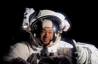 Leroy Chiao offers a thumbs-up to his crewmates during one of his STS-72 EVAs. Photo Credit: NASA, via Joachim Becker/SpaceFacts.de