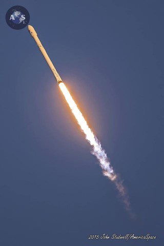 The nine Merlin 1D engines of the first stage burn hot and hard to deliver DSCOVR into its initial orbit. Photo Credit: John Studwell/AmericaSpace