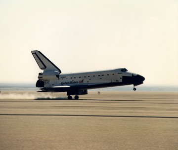 After four days in space, Atlantis touches down at Edwards Air Force Base, Calif., on 4 March 1990. Photo Credit: NASA