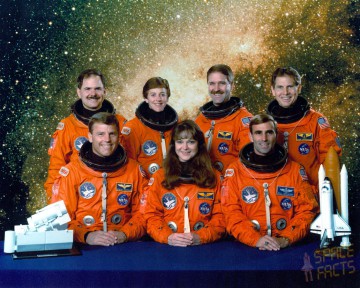 The STS-67 crew. Seated (from left) are Steve Oswald, Tammy Jernigan and Bill Gregory, and standing (from left) are Ron Parise, Wendy Lawrence, John Grunsfeld and Sam Durrance. Photo Credit: NASA, via Joachim Becker/SpaceFacts.de