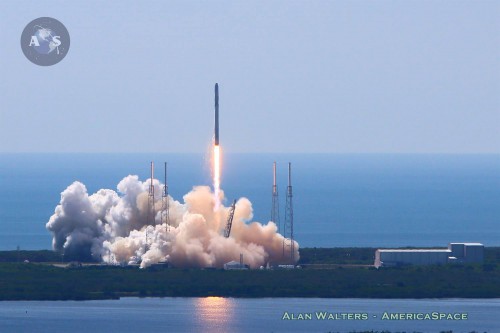 First-stage flight of the CRS-7 mission appeared nominal, with catastrophe striking the Falcon 9 v1.1 abruptly. Photo Credit: Alan Walters/AmericaSpace