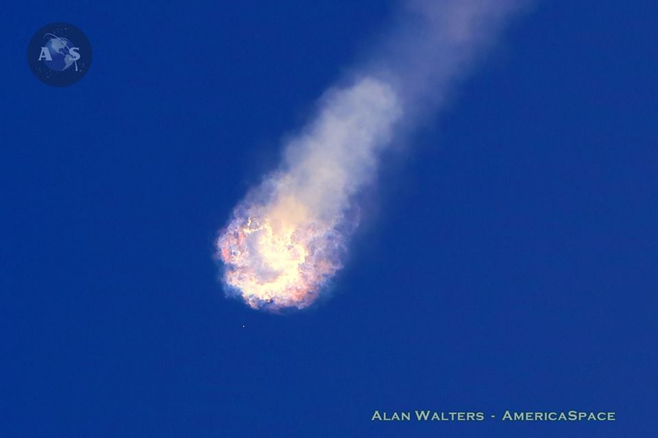 Close to the end of first-stage flight, the nine Merlin 1D engines appeared to flare, ahead of vehicle disintegration. Photo Credit: Alan Walters/AmericaSpace
