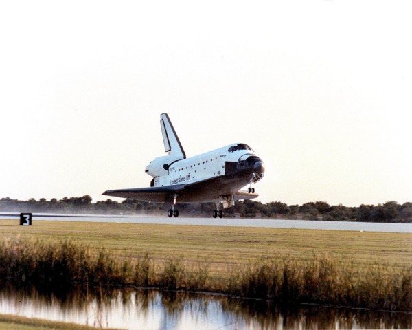 Atlantis concludes the shuttle program's seventh classified Department of Defense mission on 20 November 1990. Photo Credit: NASA, via Joachim Becker/SpaceFacts.de