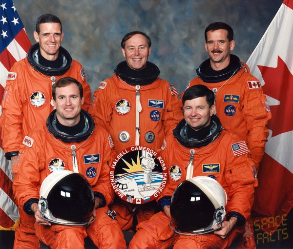 The STS-74 crew consisted of Commander Ken Cameron (front right), Pilot Jim Halsell (front left) and Mission Specialists (from left) Bill McArthur, Jerry Ross and Chris Hadfield. Photo Credit: NASA, via Joachim Becker/SpaceFacts.de