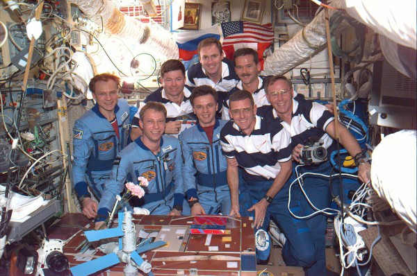 The STS-74 astronauts pose with Mir's incumbent crew during their two days of joint activities. Photo Credit: NASA, via Joachim Becker/SpaceFacts.de 