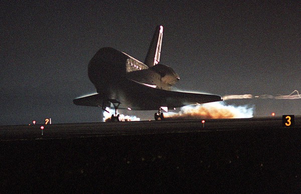 Endeavour lands safely at the Kennedy Space Center (KSC) in Florida on 11 December 2000. Photo Credit: NASA, via Joachim Becker/SpaceFacts.de