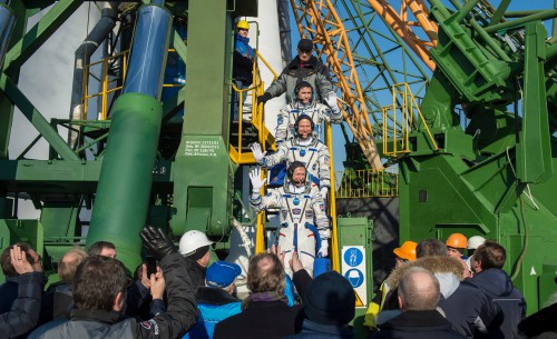Astronauts Tim Kopra of NASA and Tim Peake of ESA (European Space Agency) and cosmonaut Yuri Malenchenko of Roscosmos prior to boarding the Russian Soyuz spacecraft that will carry them to the International Space Station. Photo: NASA