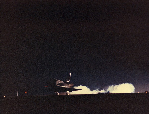 Vance Brand guides Columbia to a smooth landing at Edwards Air Force Base, Calif., on 11 December 1990. Photo Credit: NASA, via Joachim Becker/SpaceFacts.de