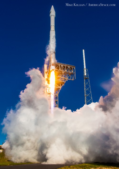 Atlas-V 401 launching the USAF GPS 2F-12 satellite Feb 5, 2016. Photo Credit: Mike Killian / AmericaSpace