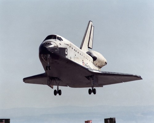 Endeavour swoops into land at Edwards Air Force Base, Calif., on 1 May 2001. Photo Credit: NASA, via Joachim Becker/SpaceFacts.de