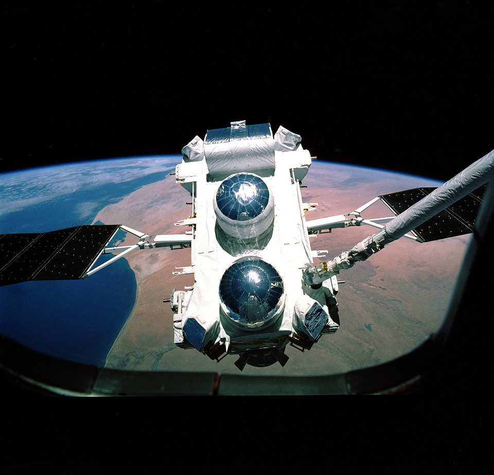 The Gamma Ray Observatory (GRO) is readied for deployment on 7 April 1991. Photo Credit: NASA, via Joachim Becker/SpaceFacts.de
