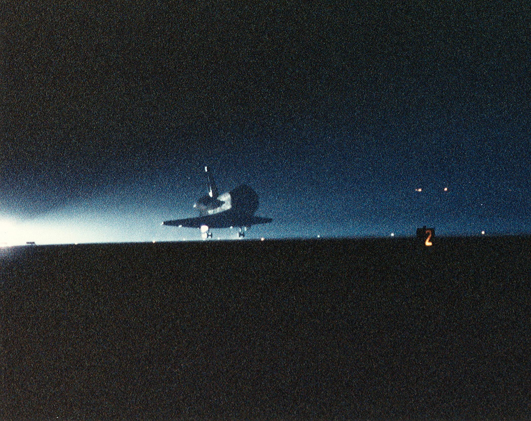 Originally scheduled to be the first shuttle mission to land at the Kennedy Space Center (KSC) in the hours of darkness, STS-48 was ultimately diverted to Edwards Air Force Base, Calif. Photo Credit: NASA, via Joachim Becker/SpaceFacts.de