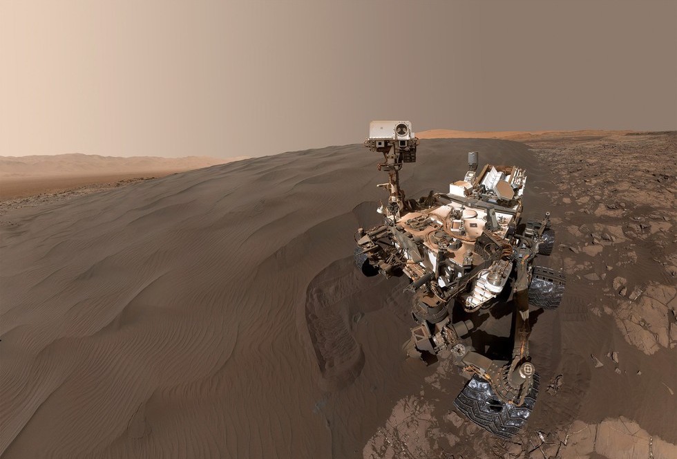 A "self-portrait" of Curiosity beside one of the dunes in the Bagnold Dunes. Image Credit: NASA/JPL-Caltech/MSSS