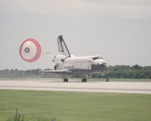 Stopping the Shuttle: Remembering the Drag Chute, 30 Years On ...